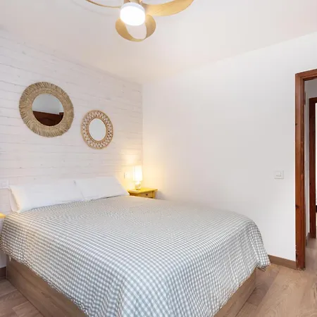 Home2book Cozy Pool Retreat In Apartment